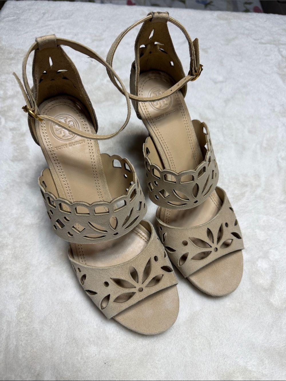 Tory Burch May Laser-Cut Ankle Strap 4” Heels Suede Cream Color Gorgeous 👠